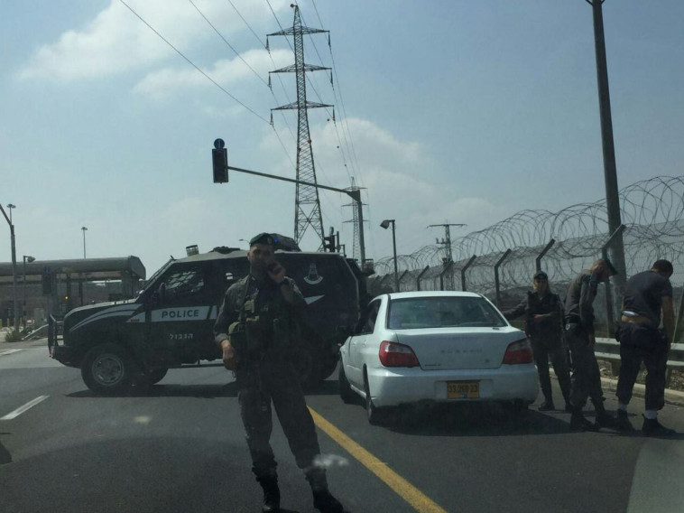 מחסום שהוקם בכביש 443 בעקבות הפיגוע