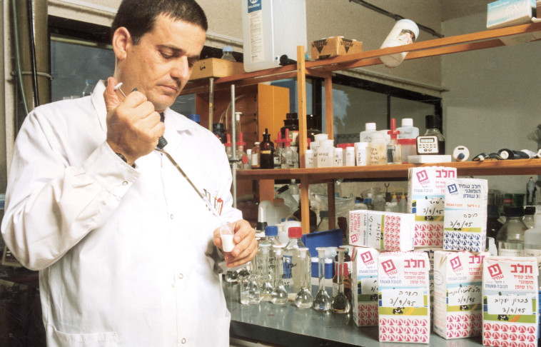 בדיקת המעבדה בחלב תנובה. צילום: אלי דסה
