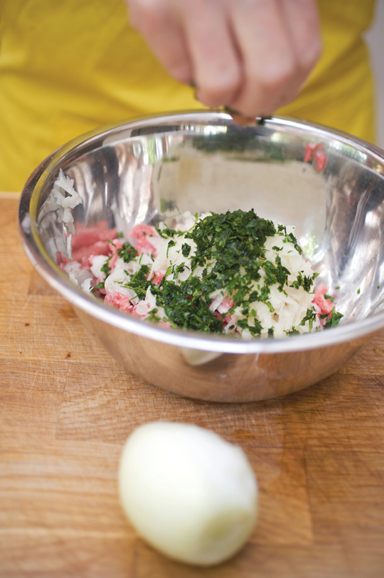 מערבבים בקערה את הבשר הטחון, את תפוחי האדמה, את הבצל, את הפטרוזיליה, את השום ואת הגזר