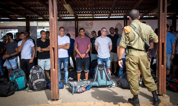 מתגייסים בבקו"ם. שיעור גבוה של בוגרי תנועת נוער בוחרים בחיל קרבי. צילום: מרים אלסטר, פלאש 90 מתגייסים בבקו"ם. שיעור גבוה של בוגרי תנועת נוער בוחרים בחיל קרבי. צילום: מרים אלסטר, פלאש 90