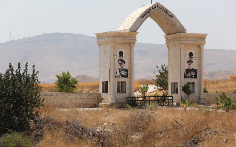 מעבר הגבול ל"אי השלום", בקעת הירדן. צילום: אריאל בשור מעבר הגבול ל"אי השלום", בקעת הירדן. צילום: אריאל בשור