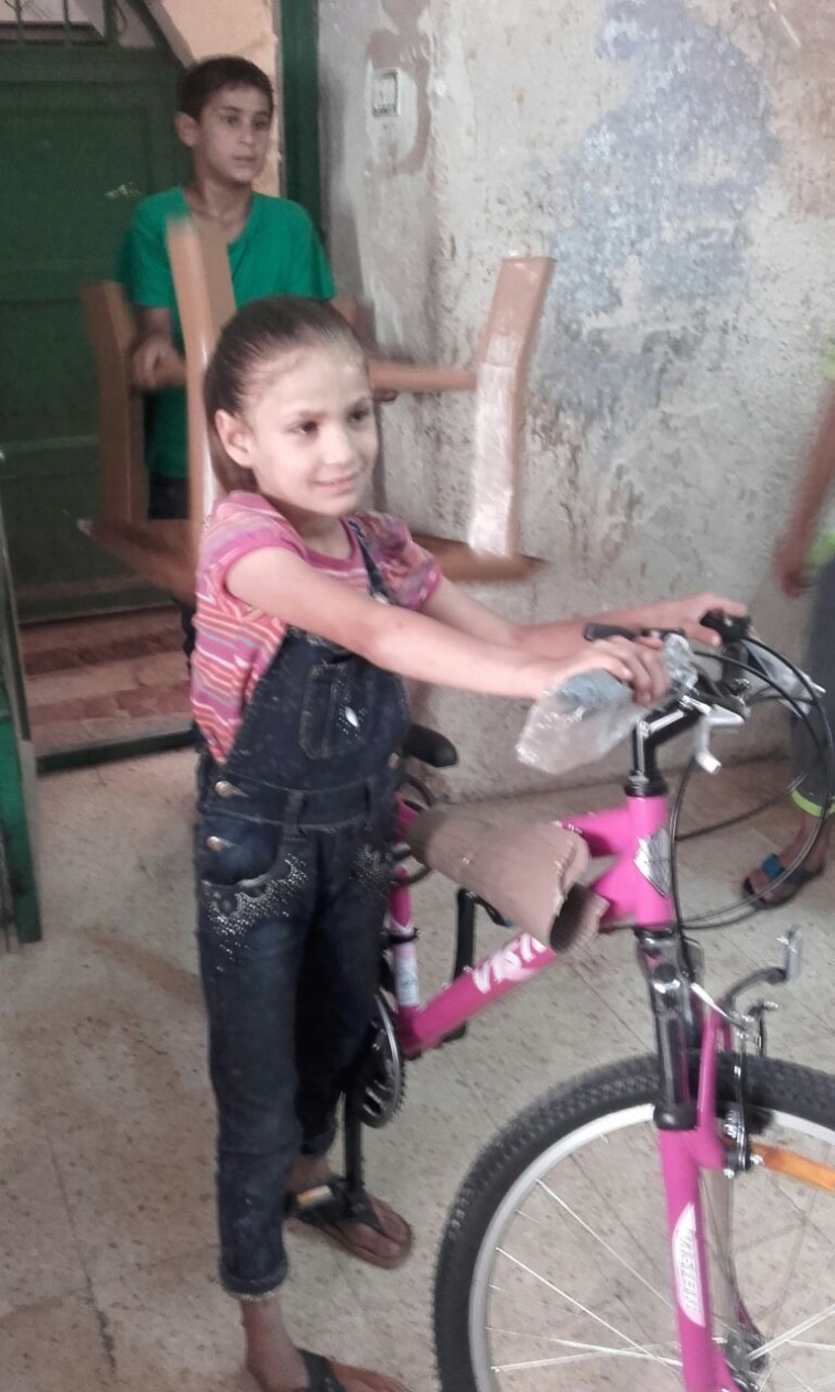 אנואר בוראן עם האופניים שקיבלה מסמי יולס