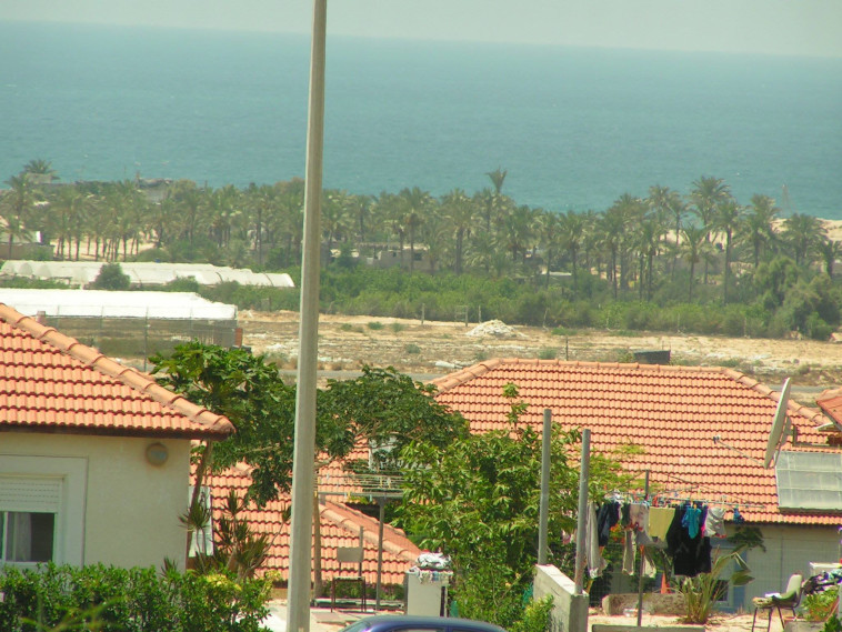 חופי עזה נשקפים מהבתים של נווה דקלים. צילום: מתניה אליקים