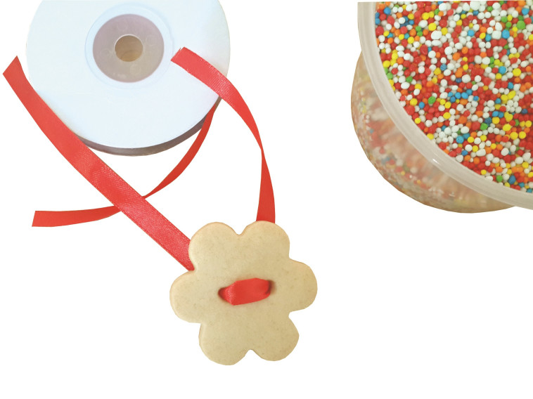 עוגיות צמיד בצורת פרח. צילום: ורד מנשה פרידמן