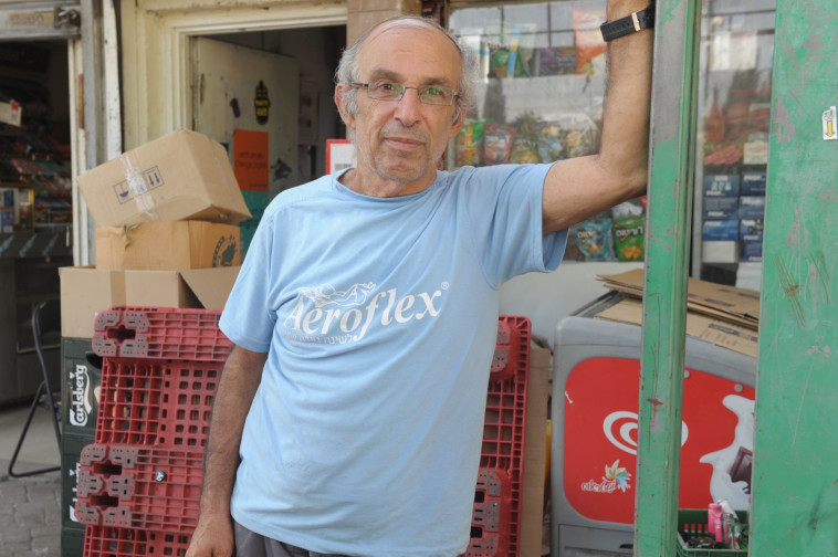 &quot;לא אתן לאף אחד את התענוג לגרש אותי&quot;. ששון שרה, בעל פיצוצייה בשדרות. צילום: אבשלום ששוני