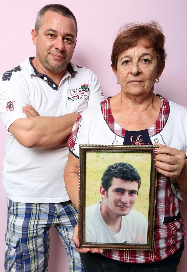 "אחרי התאונה רק חיבקתי את אמא ושאלתי 'למה'". אלה ואלכסיי בסקין עם תמונתו של מקסים ז"ל. צילום: אריאל בשור