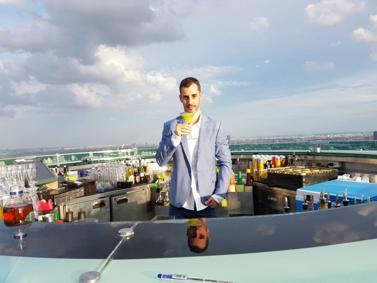 &quot;בטיסות אני כותב את הטקסטים, ואז נוחת ישר לאקשן&quot;. נדב ברנשטיין. צילום: יח''צ