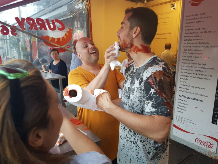 &quot;זה לא היה נורא, רק מלוכלך מאוד ומסריח&quot;. התקרית עם הטבעונית בברלין. 