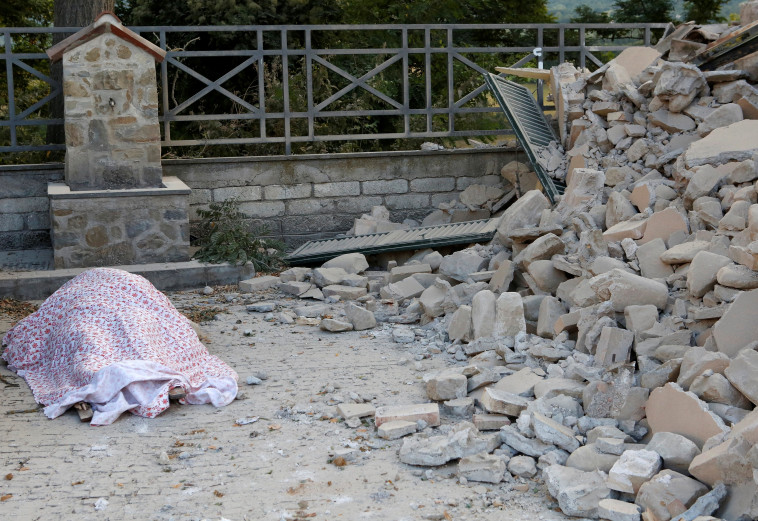 הרוגים ברעידת האדמה היום בעיירה. צילום: רויטרס