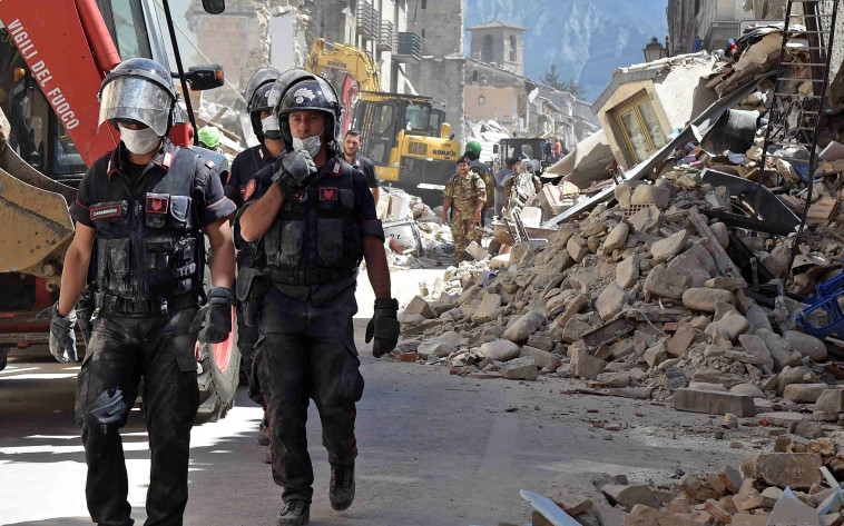 צוותי חילוץ באיטליה. צילום: רויטרס