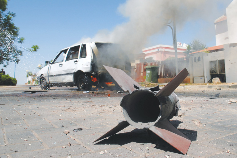 רקטה בשדרות במהלך &quot;צוק איתן&quot;. צילום: דוברות המשטרה