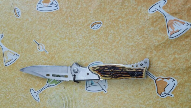 הסכין שנמצאה אצל הצעיר סמוך למערת המכפלה. צילום: דוברות המשטרה