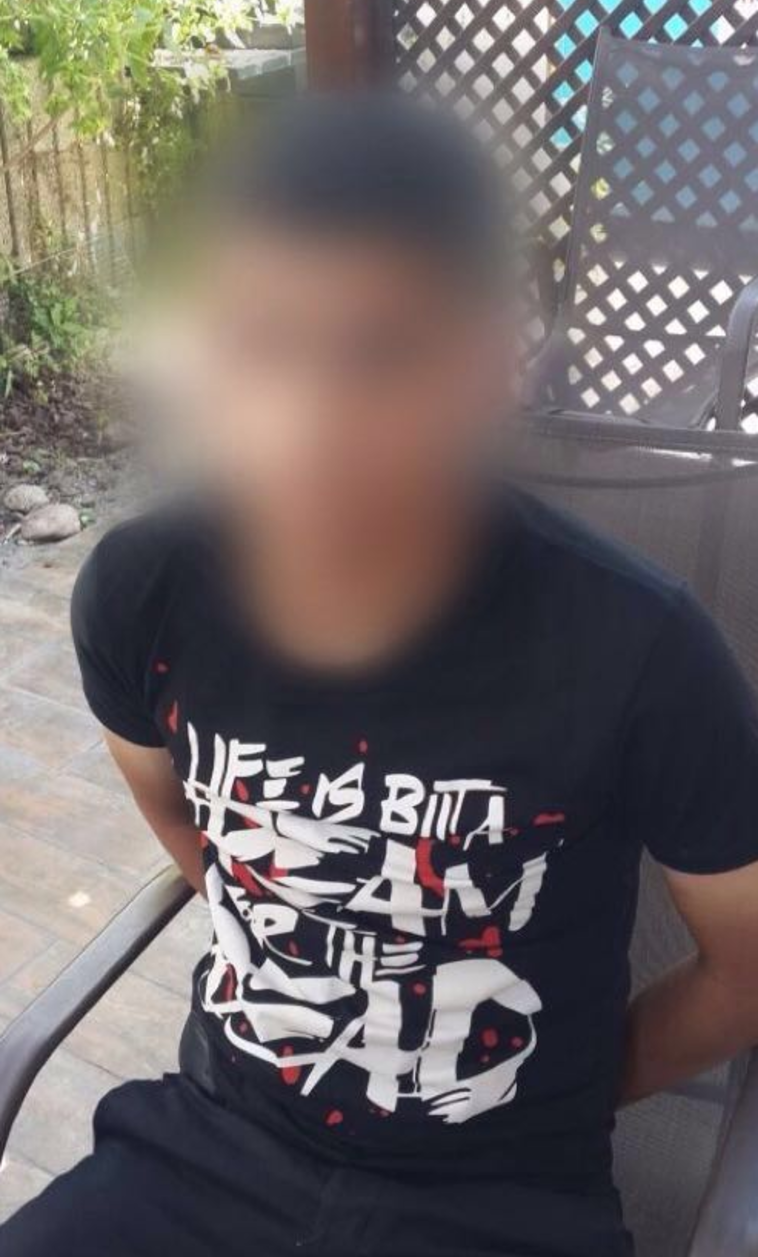 הצעיר שנתפס עם סכין ליד מערת המכפלה. צילום: דוברות המשטרה