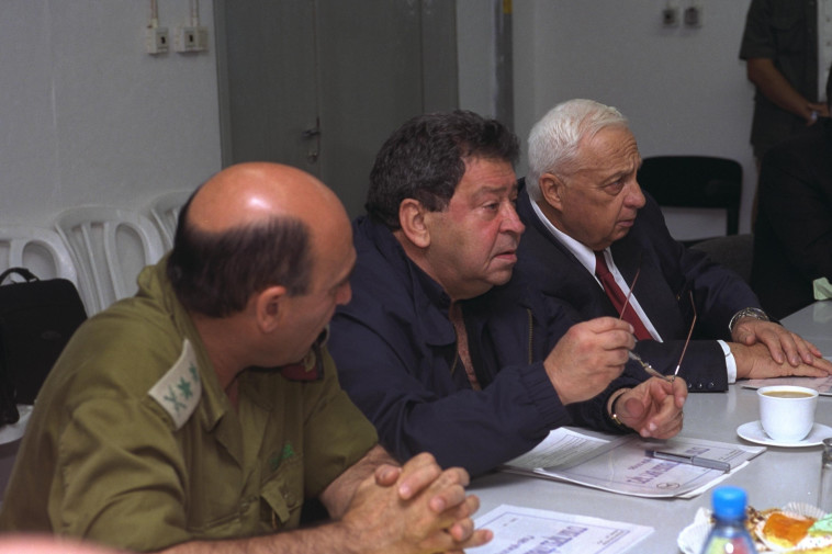 ראש הממשלה שרון, שר הביטחון בן אליעזר והרמטכ''ל מופז. צילום: אבי אוחיון, לע&quot;מ
