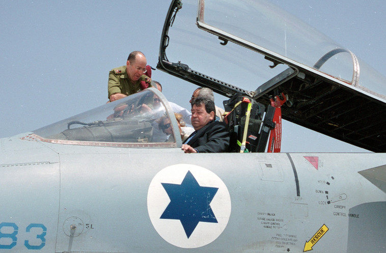 בנימין פואד בן אליעזר בבסיס חיל האוויר, ארכיון. צילום: אריאל חרמוני, משרד הביטחון