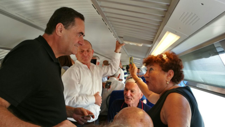 השר ישראל כץ בנסיעת מבחן ראשונה לרכבת העמק. 