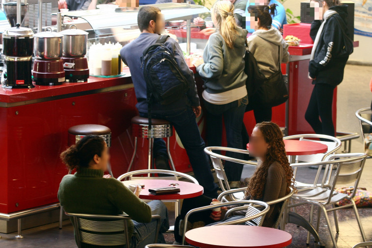 לקוחות ארומה באחד מסניפי הרשת. צילום ארכיון: אוראל כהן, פלאש 90