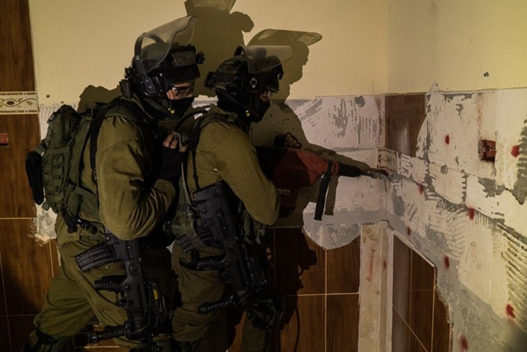 כוחות צה&quot;ל פועלים להריסת בית המחבל בדורא. צילום: דובר צה&quot;ל