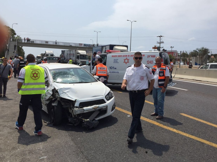 תאונת דרכים בכביש החוף. צילום: דוברות מד&quot;א