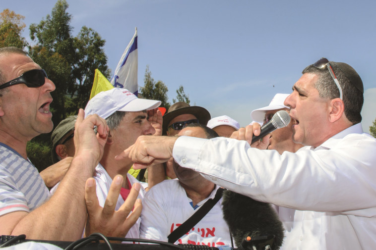 &quot;הם התנצלו בפני&quot;, בהפגנת משווקי הביצים. צילום: באסל עווידאת פלאש 90.