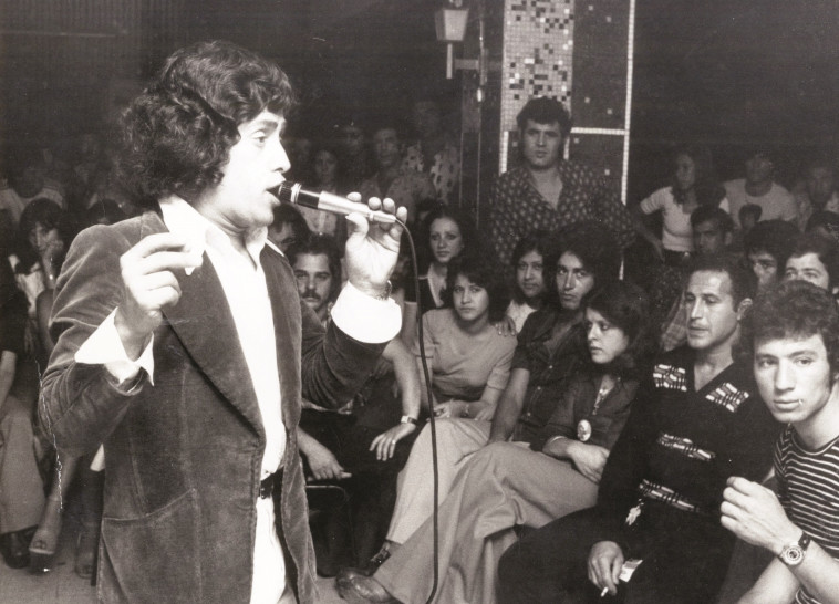 נסים סרוסי בהופעה בשנת 1975. צילום: יצחק ישמח