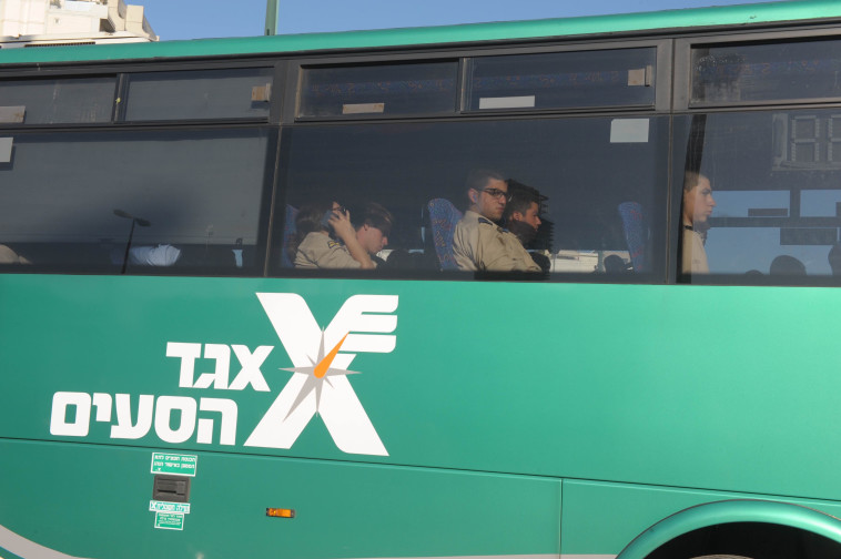 חיילים בדרכם לבסיס. צילום: אבשלום ששוני