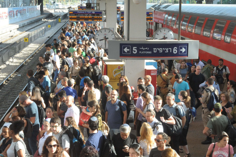 עומסים כבדים בשל השבתת הרכבת. צילום: אבשלום ששוני