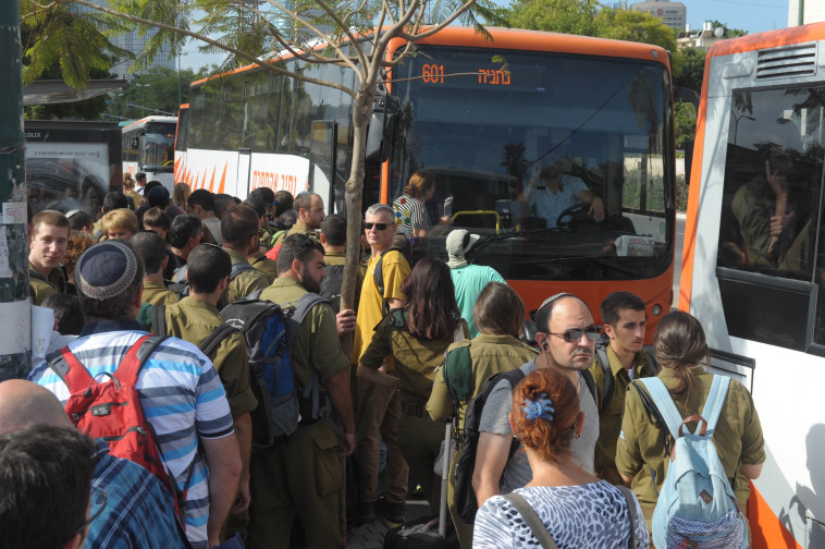 תורים ארוכים בהמתנה לאוטובסים בדרך נמיר. צילום: אבשלום ששוני.