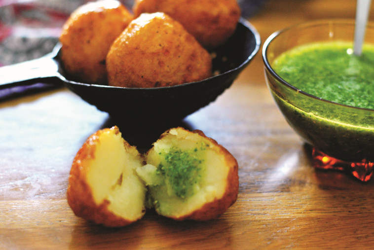 להגיש חם לצד מטבל החילבה. צילום: פסקל פרץ-רובין. 