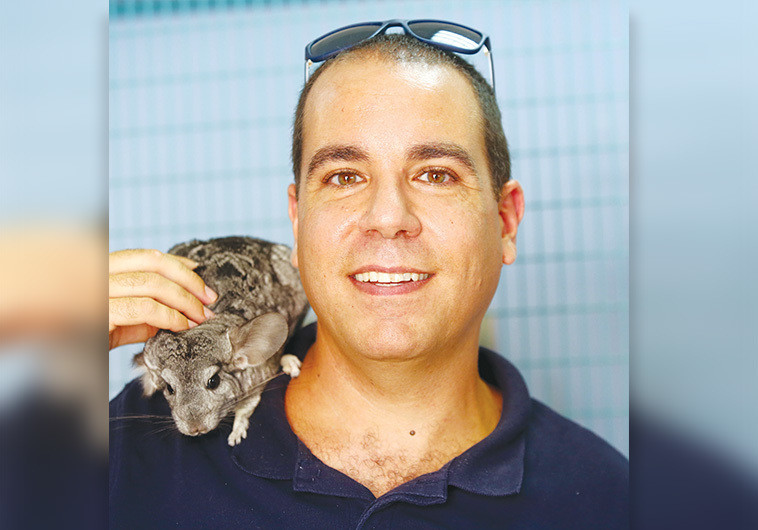 "בגובה העיניים". המטפל שוקי קורן. ציום: אריאל בשור. 