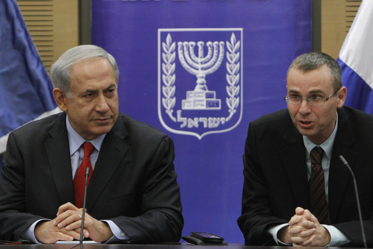 יריב לוין עם נתניהו. &quot;כל מה שמעניין אותם זה לפגוע בראש הממשלה&quot;. צילום: מרים אלסטר, פלאש 90