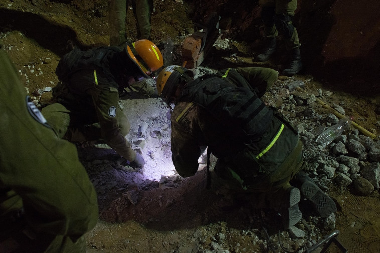 מנסים לאתר ניצולים באתר קריסת החניון ברמת החייל בת''א. צילום: דובר צה''ל