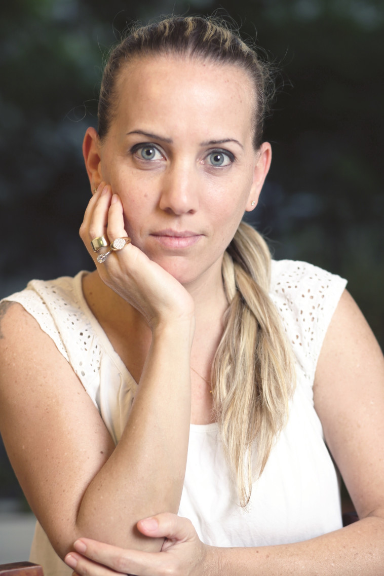 נועה קרן-ברכה, מספרת על אחיה אסף ז''ל. צילום: אריאל בשור