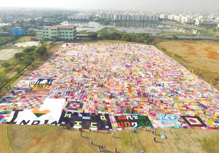 מקור ההשראה. שמיכת הטלאים האמריקאית של המלחמה באיידס. צילום מסך