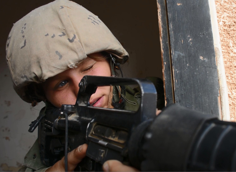 לוחמת בגדוד &quot;ברדלס&quot;. צילום מסך