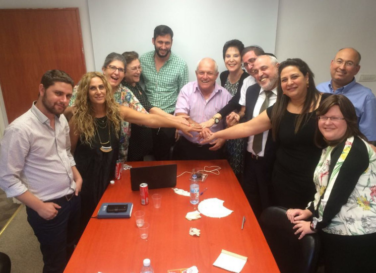 השר חיים כץ ונציגי מעונות היום. צילום: דוברות משרד העבודה והרווחה