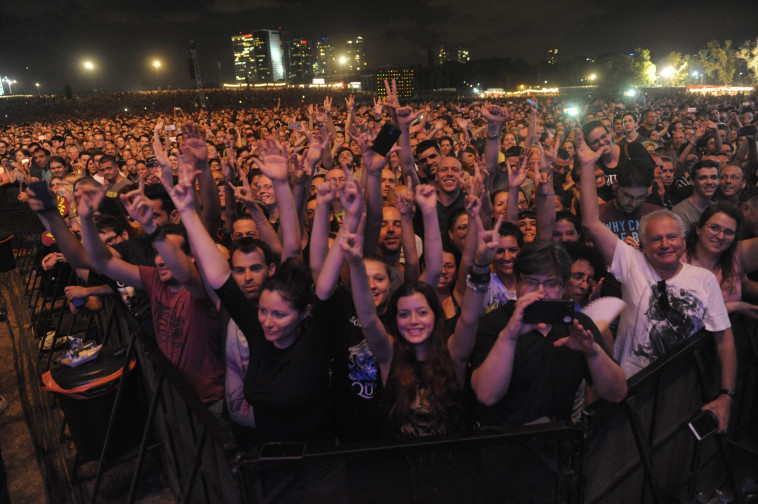 המעריצים בהתלהבות. צילום: אבשלום ששוני