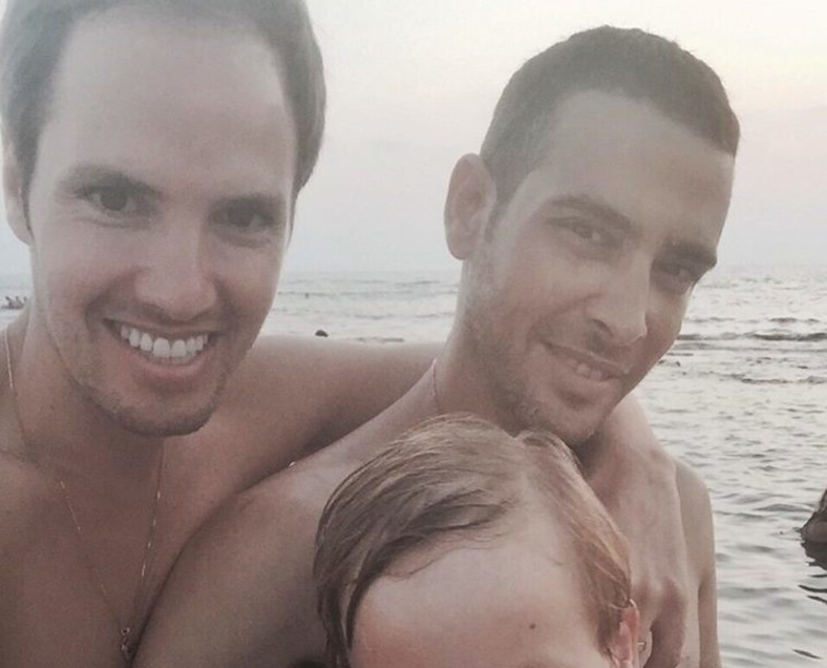 אמיר פיי גוטמן עם בן זוגו ינאי פרישר בחוף הים. צילום: פייסבוק