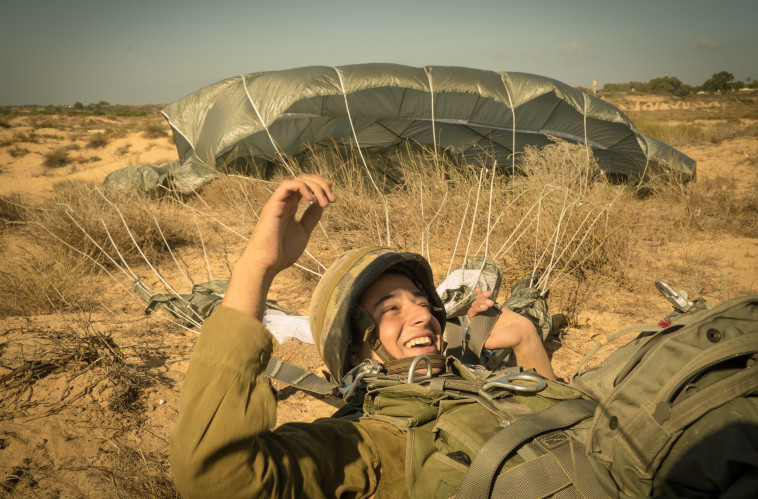 שחזור הצניחה של גדוד 890. צילום: דובר צה''ל