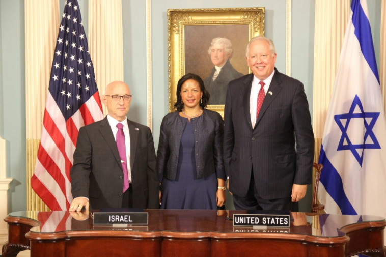היועצת לביטחון לאומי סוזן רייס בעת החתימה על הסכם הסיוע. צילום: שגרירות ישראל בוושינגטון