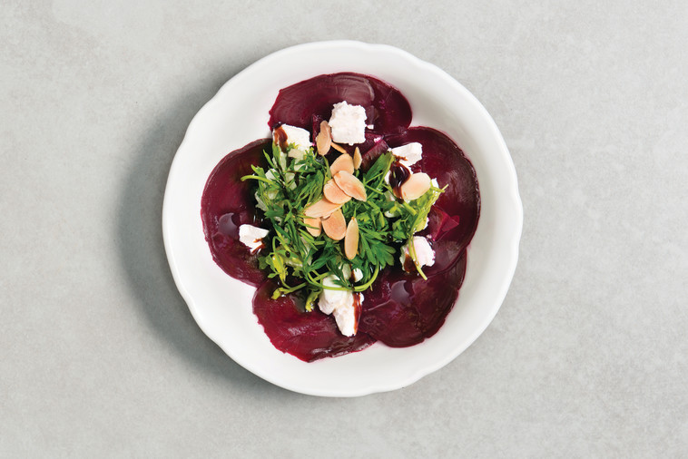 קרפצ'יו סלק: מרענן בזכות השקדים והברינזה. צילום: יח&quot;צ