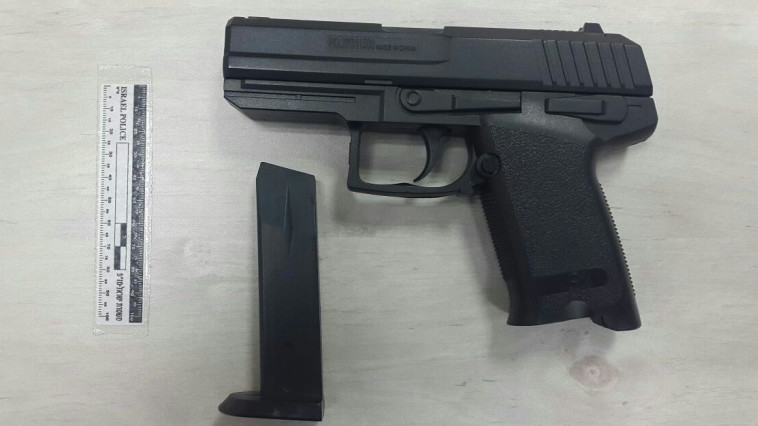 האקדח בו בוצע הירי. צילום: דוברות המשטרה