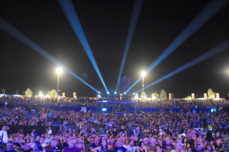 הקהל בטירוף. צילום: אבשלום ששוני