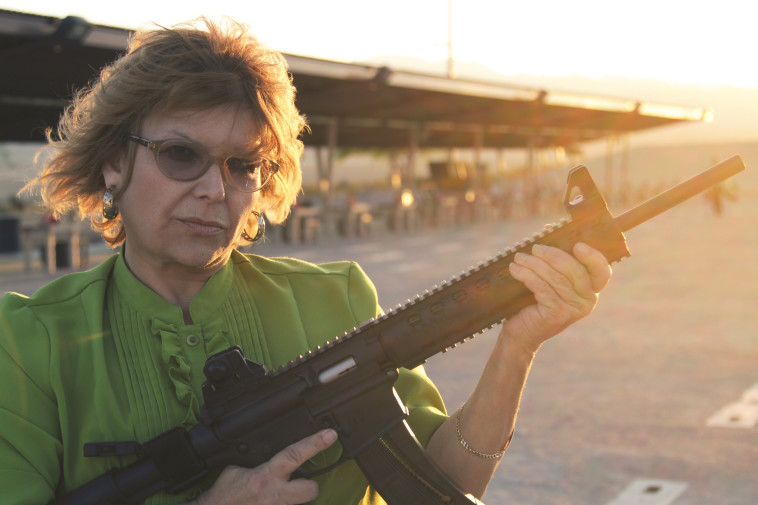 מתוך &quot;אמא עם רובה&quot;. צילום: יס דוקו