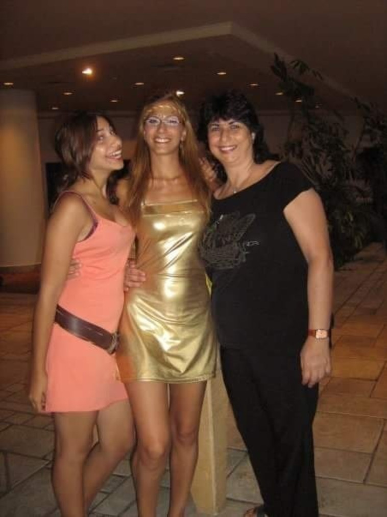 &quot;הפעם הראשונה שאמא העזה לעמוד מול שמעון&quot;. החופשה המשפחתית בים המלח. מימין: ג'ני, רינת ושרית. צילום: אלבום משפחתי