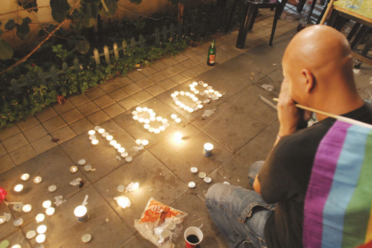 מדליקים נרות בבר נוער לאחר הרצח. צילום: גיל יער