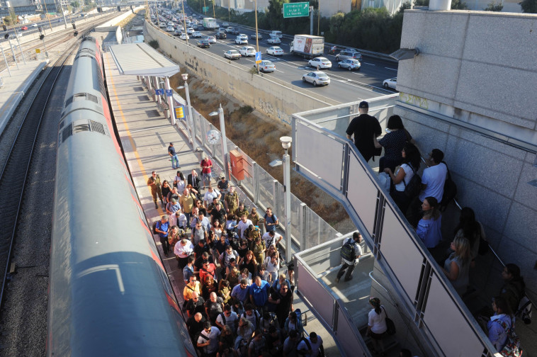 עומסים כבדים בתחנת ההגנה. צילום: אבשלום ששוני