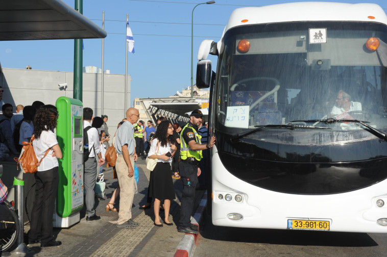 שאטלים מחוץ לתחנת רכבת ההגנה בתל אביב. צילום: אבשלום ששוני