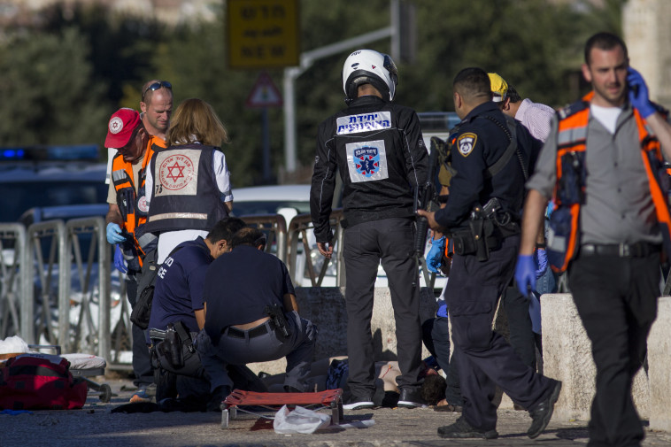 זירת הפיגוע בשער הפרחים. צילום: יונתן זינדל, פלאש 90