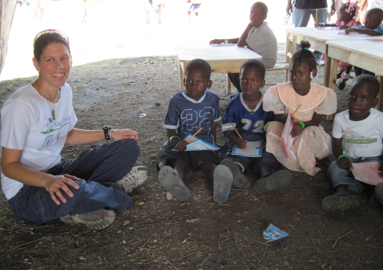 מחנכים ילדים שהוחזרו לדרום סודאן. צילום: שרון רמון